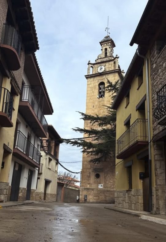 Calle y torre de la iglesia de San Antonio Abad, Valbona